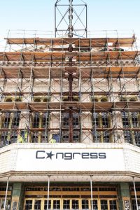 Et stillas skjuler gjerne et flott bygg