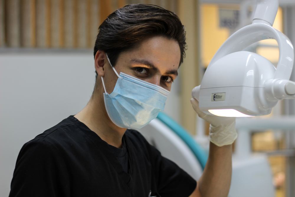 Tannlege i arbeid med maskin