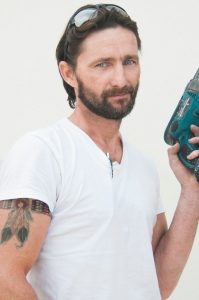 En virkelig mann har en drill med mange bor